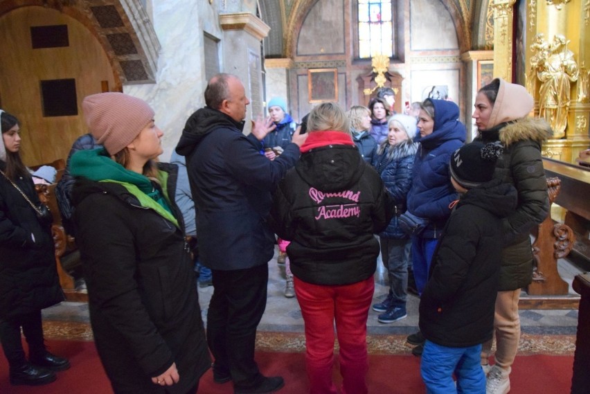 Uchodźcy z Ukrainy zwiedzali Kielce. Przyjechali do ośrodka Caritas z terenów objętych wojną (ZDJĘCIA)