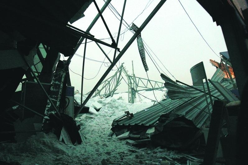 28 styczeń 2006 roku ? pod gruzami hali zginęło 65 osób, 144...