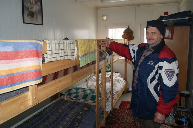 Andrzej Kwiatek, opiekun zakopiańskiej noclegowni, pokazuje pokoje podopiecznych