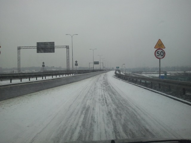 Śnieżnie na DK 11 i autostradzie A1 w Piekarach Śląskich [ZDJĘCIA INTERNAUTY]