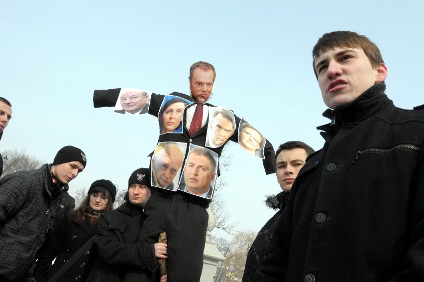 Młodzież Wszechpolska utopiła kukłę premiera Tuska w Bystrzycy (FOTO)