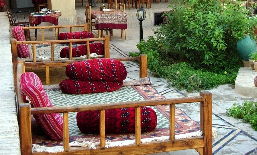 Tak wyglądają tradycyjne irańskie sofy na które wchodzi się,...
