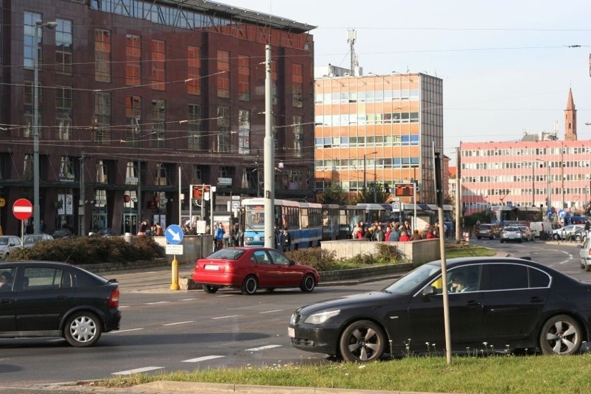 Wrocław: Zderzenie dwóch tramwajów. Torowisko przy Dominikańskim zablokowane (ZDJĘCIA)