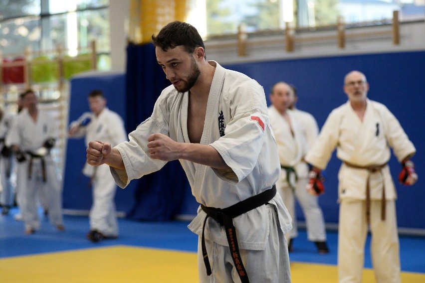 Trening w Jaśle z mistrzem świata Kamilem Mastajem. Pokaz podczas seminarium Polskiej Organizacji Karate Kyokushin „SOSAI”