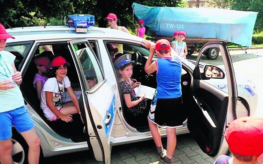 Uczestnicy kolonii poznawali pracę ratowników i policjantów