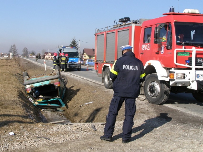 Wypadek w Ostrowsku: samochód dachował. Jedna osoba ranna [ZDJĘCIA]