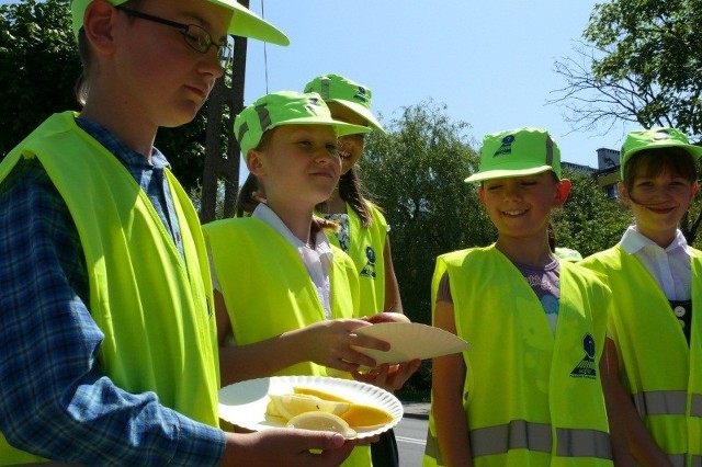 Dzieci rozdawały jabłka i cytryny