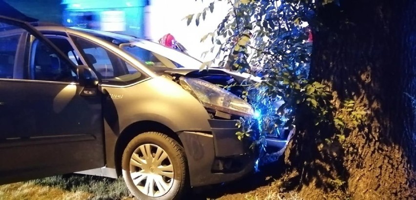 Wypadek w Śmiłowie. Samochód uderzył w drzewo! 