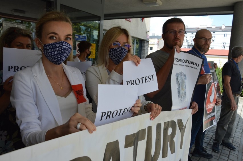 Protest pracowników prokuratury w Piotrkowie przeciwko...