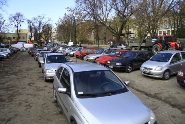 Wokół cmentarza przy Lipowej już teraz parkuje wiele samochodów