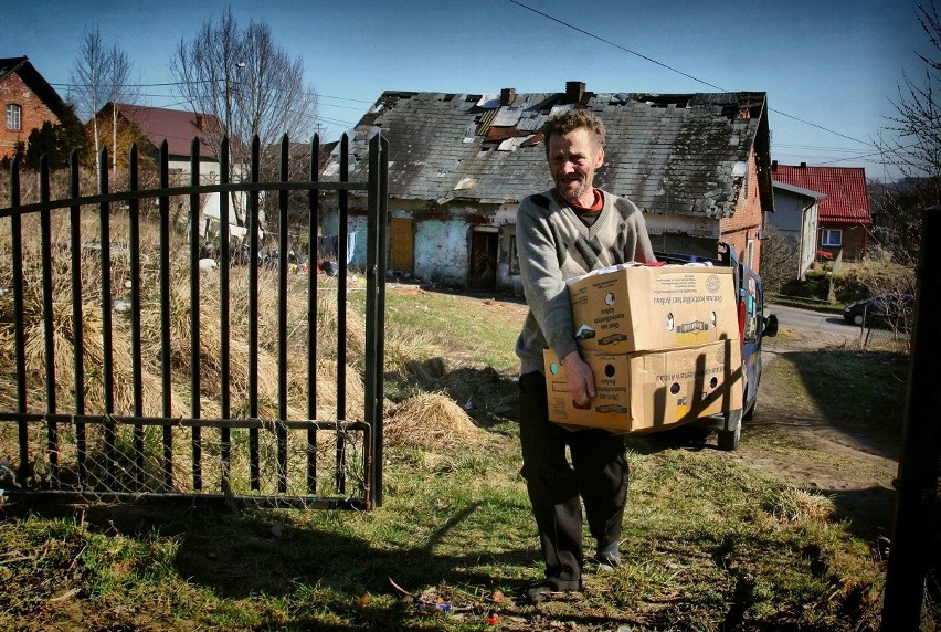 Pan Władek pomaga biednym rodzinom. O miłosierdziu i przedwielkanocnych dylematach