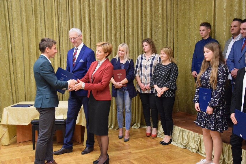 Stypendia Burmistrza Kraśnika za wyniki sportowe. Sportowcy i ich trenerzy odebrali swoje nagrody (ZDJĘCIA)