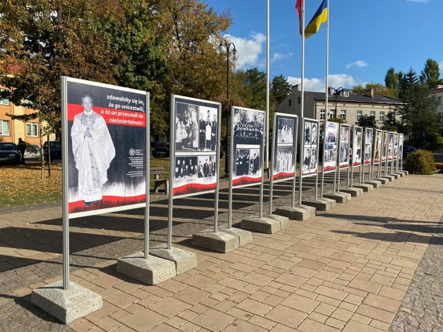 W najbliższych dniach mieszkańcy Rypina i powiatu mogą oglądać wystawę poświęconą zasłużonemu duchownemu, która znajduje się na placu przy ul. Nowy Rynek