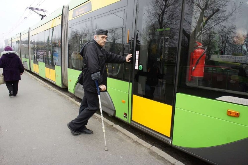 Pan Jerzy musi się trzymać tramwaju lub latarni. W...