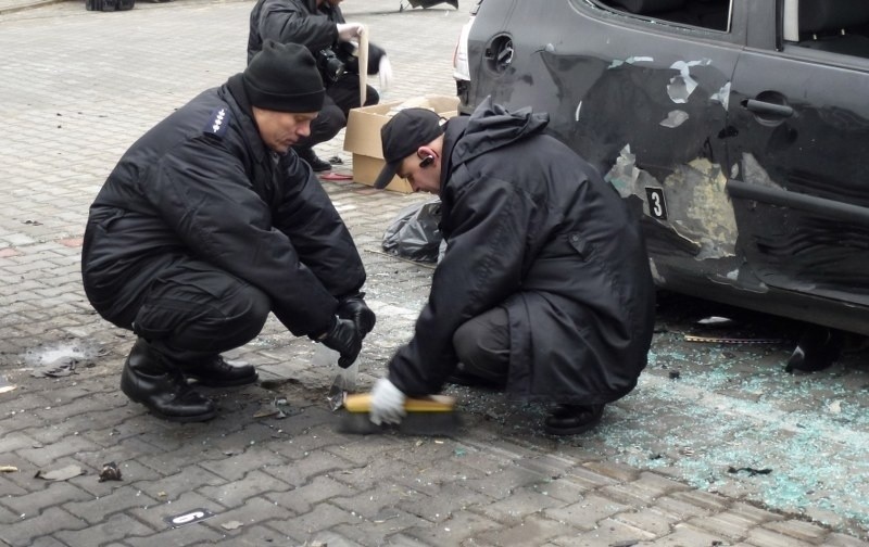 W Komornikach, w miejscu wybuchu bomby, pracują policyjny...