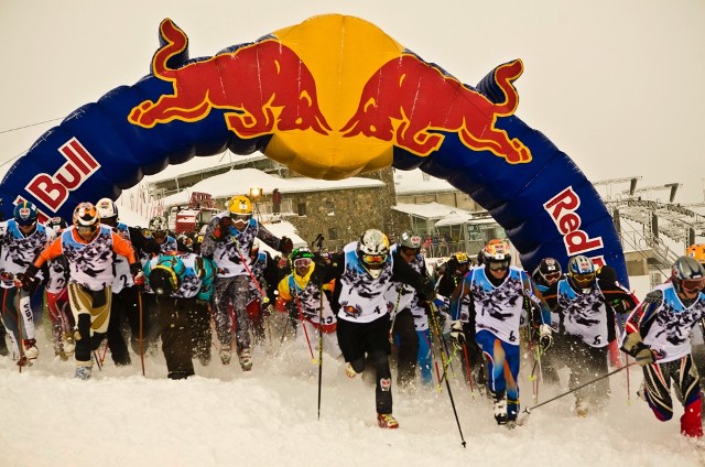 W finale snowboardziści i narciarze pędzą trasą wspólnie