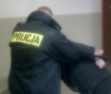 Policjanci z Olsztyna zatrzymali mężczyznę, który pobił konkubinę drewnem opałowym