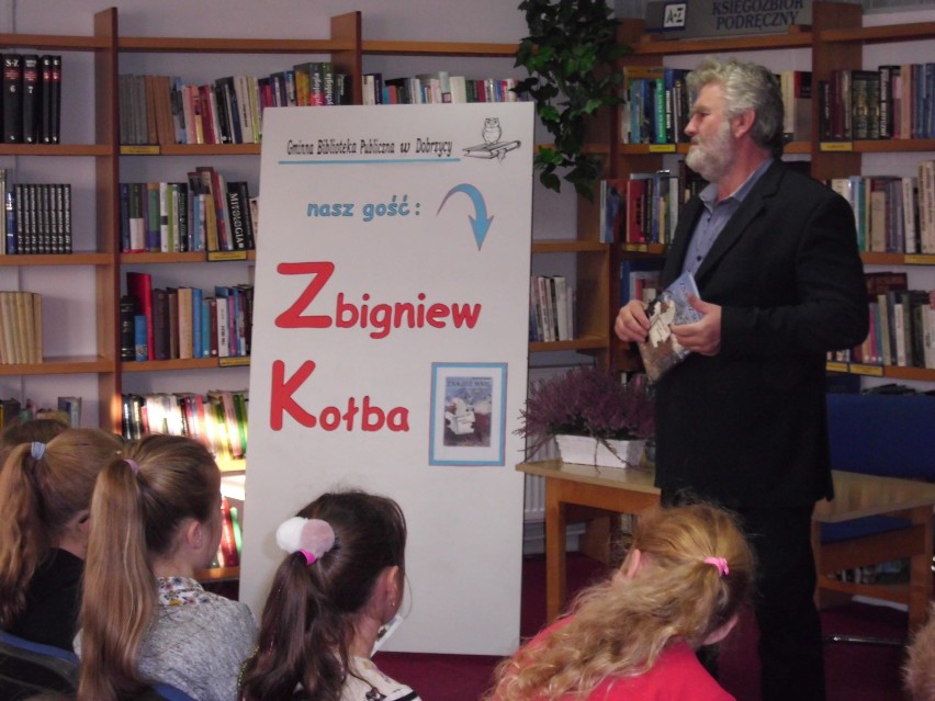 Znaczenie czytania w poznawaniu otoczenia. Dobrzycka młodzież w miejscowej gminnej bibliotece spotkała się z pisarzem Zbigniewem Kołbą. 