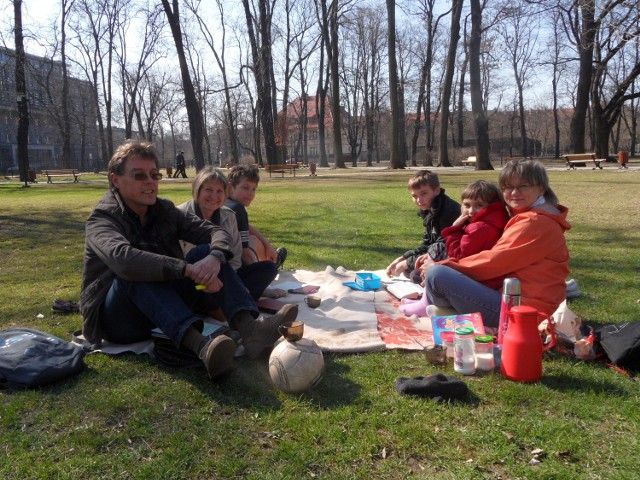 Rodzina Waśkiewicz (Dorota, Janusz i  15-letni syn Wojtek), Rodzina Staniura (Katarzyna z dziećmi Olą 7 lat i Dawidem 12 lat) na pierwszym w tym roku pikniku wiosennym