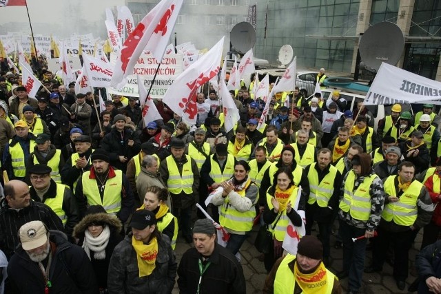 Protest związkowców koncernu Energa w marcu 2009 roku także dotyczył restrukturyzacji firmy