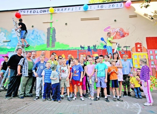 Przy malowaniu kamienic Wrocławi a i SkyTowera dorosłym pomagali najmłodsi mieszkańcy