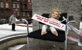 Gdańsk: Plastikowa lalka z apelem &quot;Postuluję aby Chińczycy drogi nam budowali!&quot;
