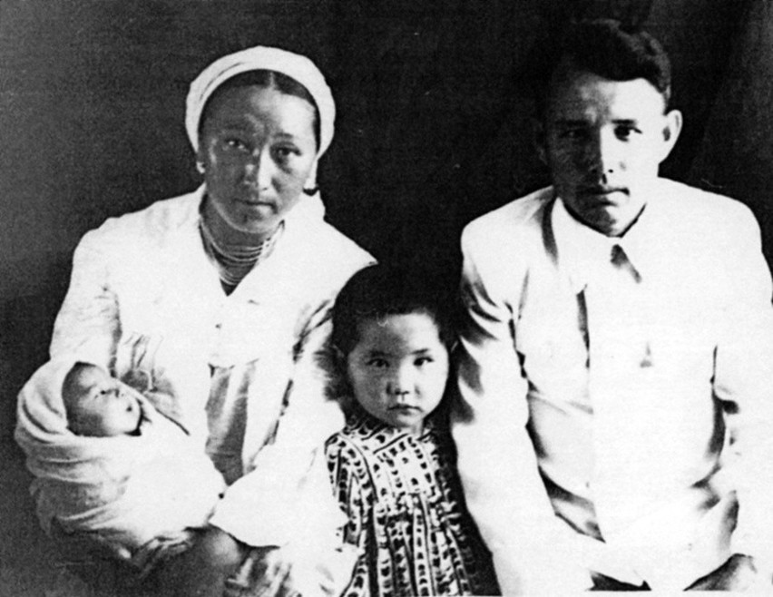 Nadyrbajowie - sąsiedzi Kazachowie z dziećmi. Rok 1955