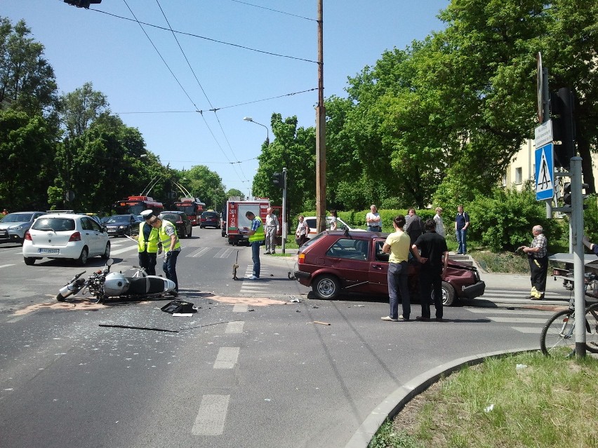 Na Al. Racławickich motocyklista zderzył się z volkswagenem (FOTO,WIDEO)