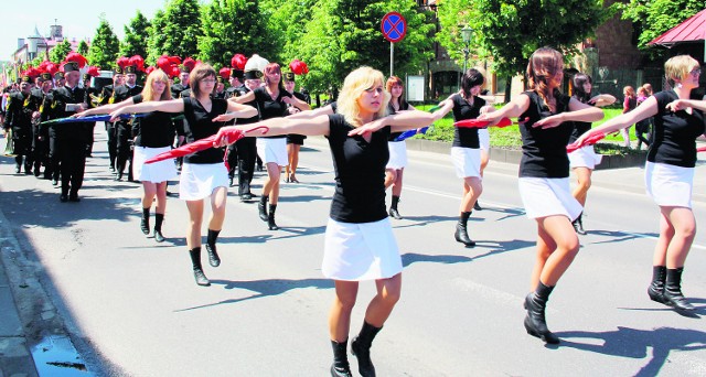Parada uczniów i nauczycieli z orkiestrą, sztandarami i tancerkami przeszła ulicami Olkusza