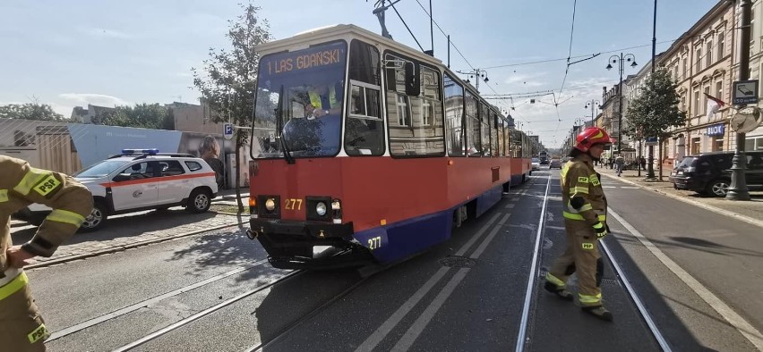 Kolizja samochodu z tramwajem na ulicy Gdańskiej w Bydgoszczy [zdjęcia]