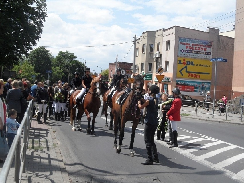 Po wypadku w Mikołowie: Tłumy rudzian pożegnały tragicznie zmarłą Kasię [ZDJĘCIA]