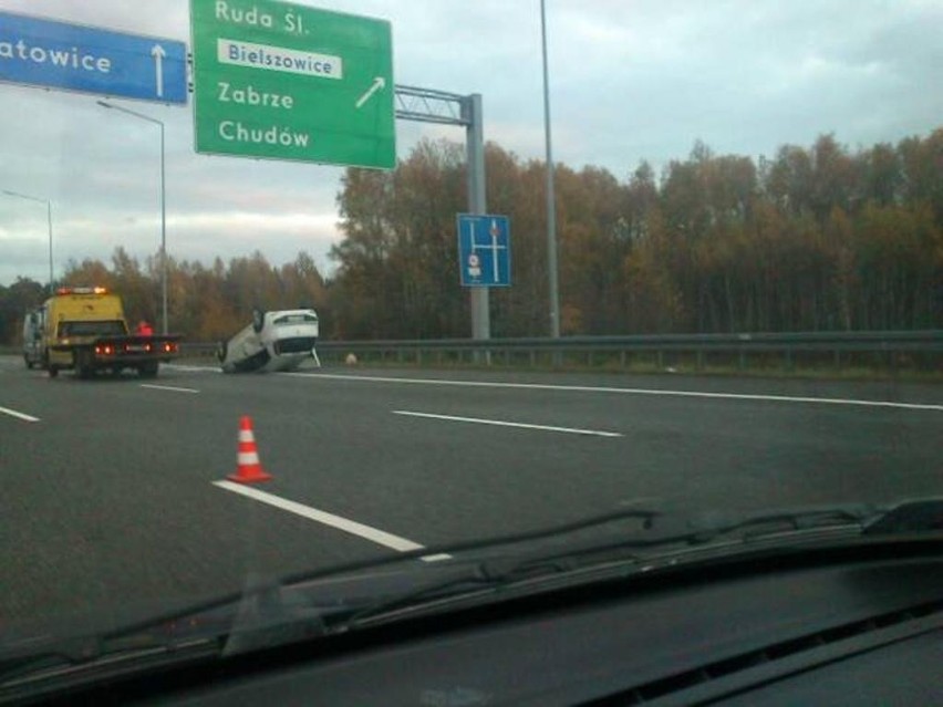 Autostrada A4 zablokowana: Dachował samochód. Sprawca uciekł