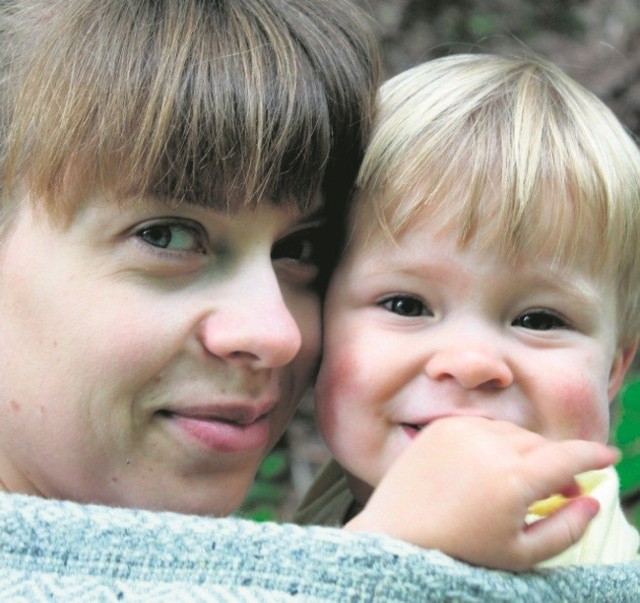 - Wiem, że dzieci szybko wyrastają z ubrań, stąd pomysł na szafing - mówi Joanna Majorek, na zdjęciu z córką Emilią