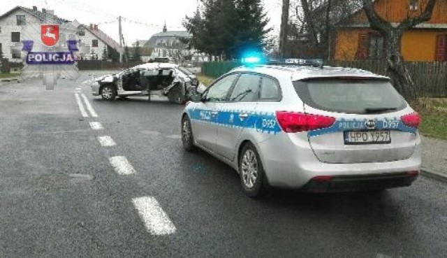 W wyniku zdarzenia, cztery osoby podróżujące peugeotem trafiły z ogólnymi potłuczeniami do szpitala