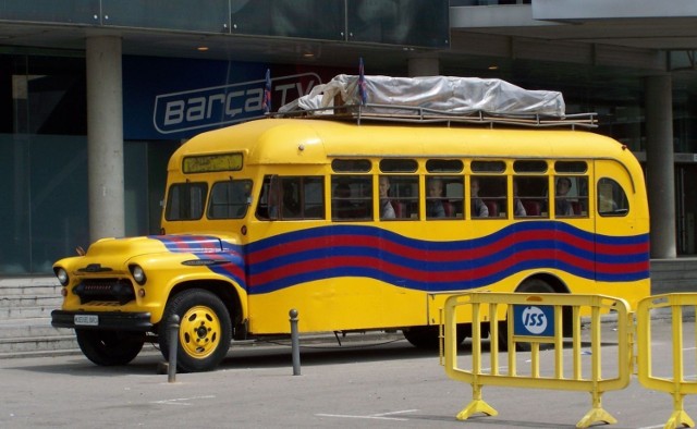 Autobus z kadrą FC Barcelona przed wejściem do Muzeum FC Barcelony i na stadion. Fot. Beata Dymarska