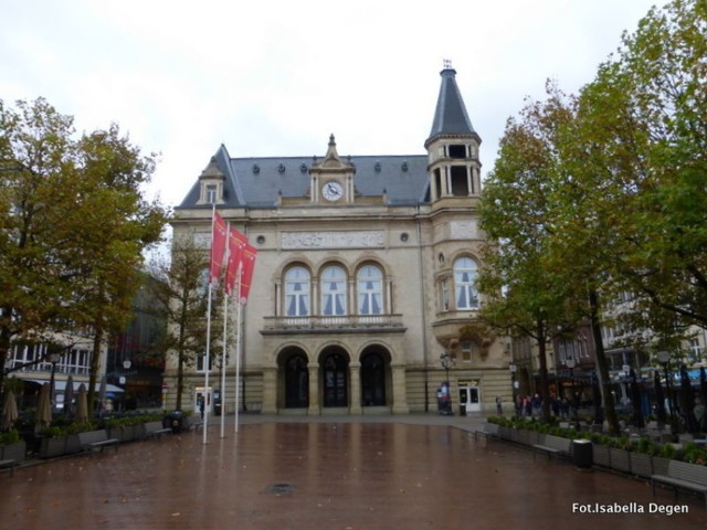 Księstwo Luksemburga, to r&oacute;wnież najmniejsze państwo Unii Europejskiej. Powierzchnia 2,5 tys. km/kw, z jednego do drugiego końca, nie ma nawet 100 km. 
Na zdjęciu: Centrum miasta, plac parad - Place d' Armes. Fot.Isabella Degen