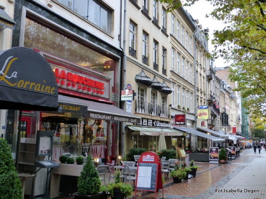 Centrum miasta - Plac d' Armes. Językiem używanym jest...