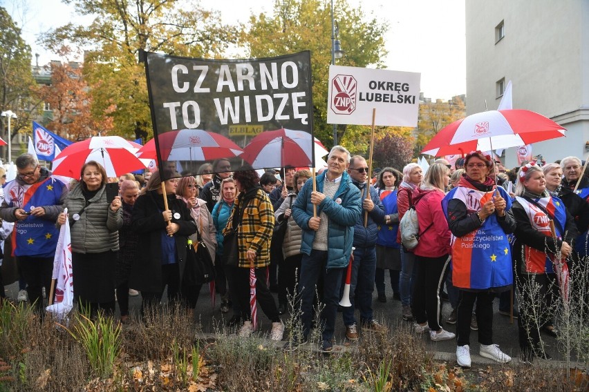 Pikieta protestacyjna Związku Nauczycielstwa Polskiego przed...