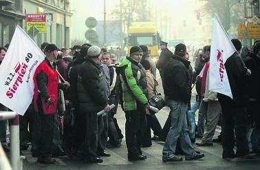 Hutnicy protestowali wczoraj pod dyrekcją Huty Batory