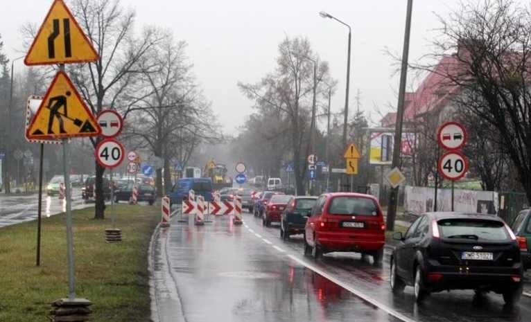 Kochanowskiego w korku. Utrudnienia potrwają o jeden dzień dłużej