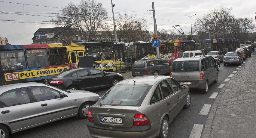 Znów chaos na Legnickiej i pl. Jana Pawła II (ZDJĘCIA, FILM)