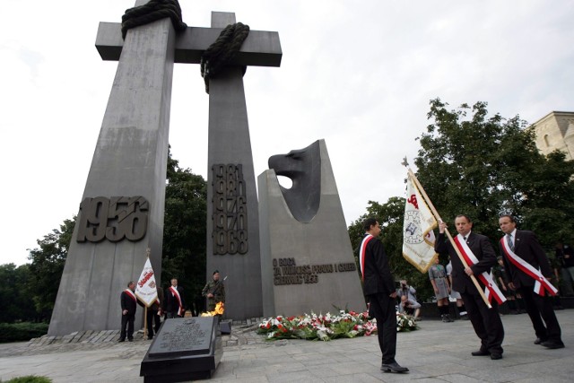 Po mszy św. poczty sztandarowe oraz uczestnicy uroczystości i oficjalni goście przeszli pod pomnik Poznańskiego Czerwca 1956 roku