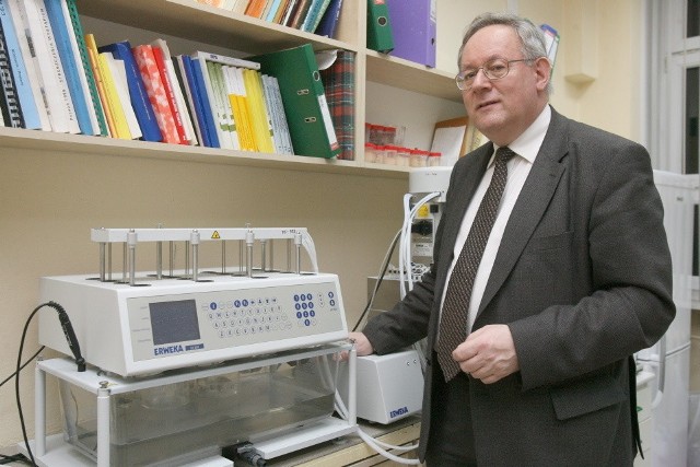 Dr hab. inż. Grzegorz Wielgosiński w laboratorium swojej katedry.