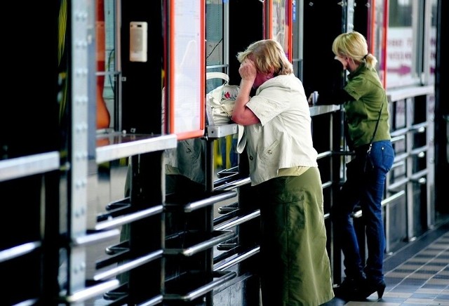 Starsza, młodsza, policjantka czy zakonnica - każda pasażerka miała z biletem dostać podpaskę