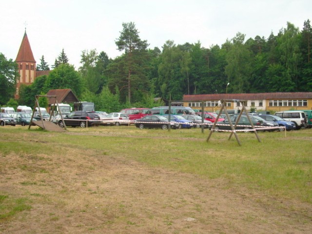 Strategiczne miejsca w Spychowie zamieniono na parkingi dla gości. Fot. Dominik Parzych