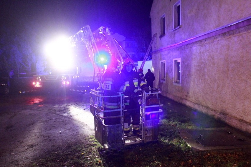 Wrocław: Nocny pożar w budynku przy Maślickiej. Ewakuowano 12 osób (ZDJĘCIA)