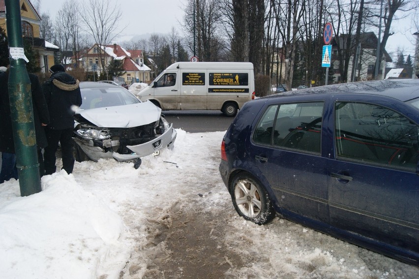 Wypadek w Zakopanem: dwa samochody wjechały wprost na... chodnik [ZDJĘCIA]