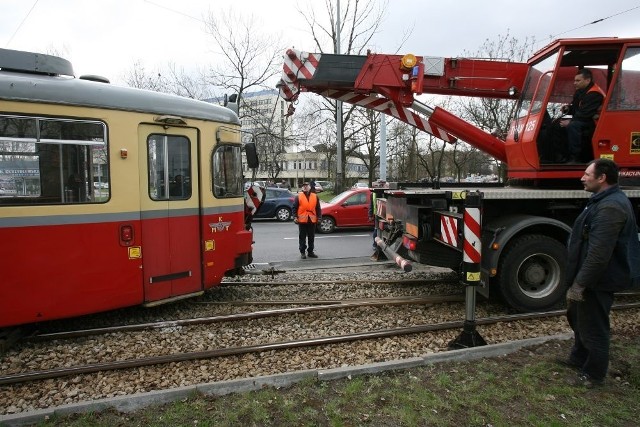 Wykolejony tramwaj na rondzie Lotników Lwowskich podnoszony przy użyciu dźwigu MPK.