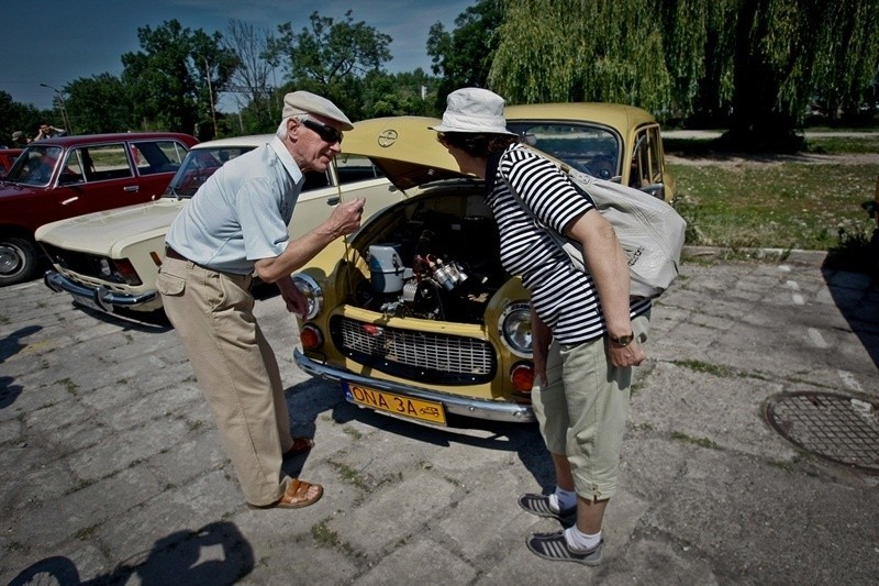 11.06.2011 WROCŁAW. ZLOT STARYCH AUT Z CZASÓW PRL.