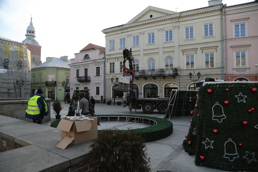 Montaż sztucznej choinki w Piotrkowie